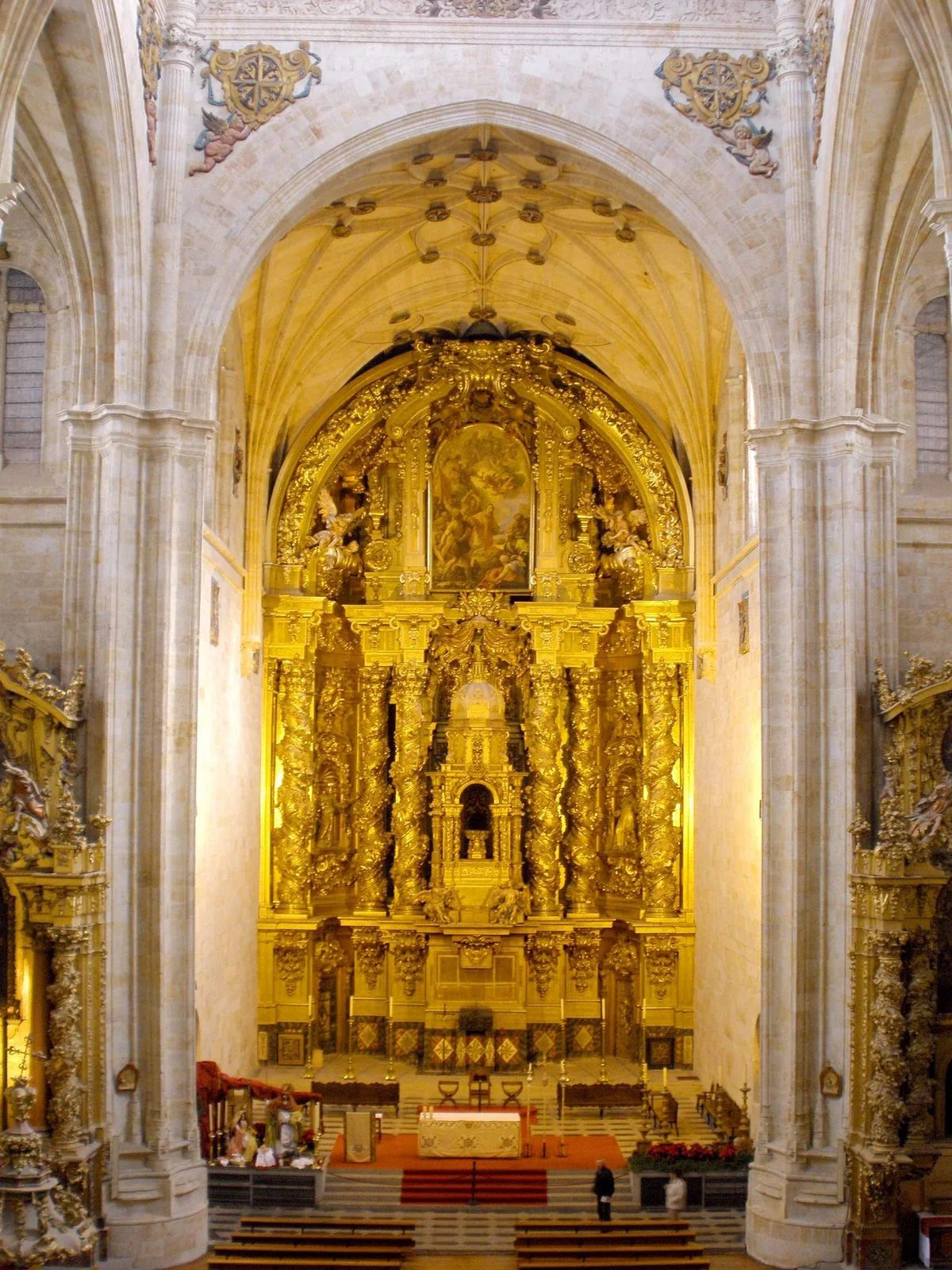 Retablo mayor de San Esteban en Salamanca: columnas salomónicas doradas, ángeles y volutas que llenan todo el muro