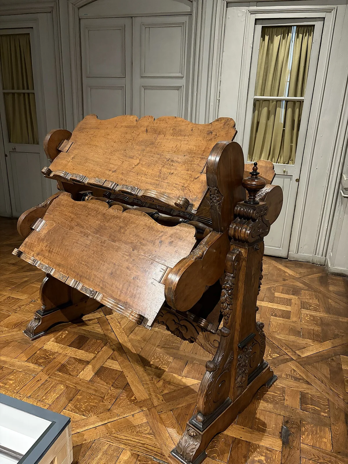 Rueda de libros de madera: un mueble giratorio que presenta varios libros abiertos a un solo lector