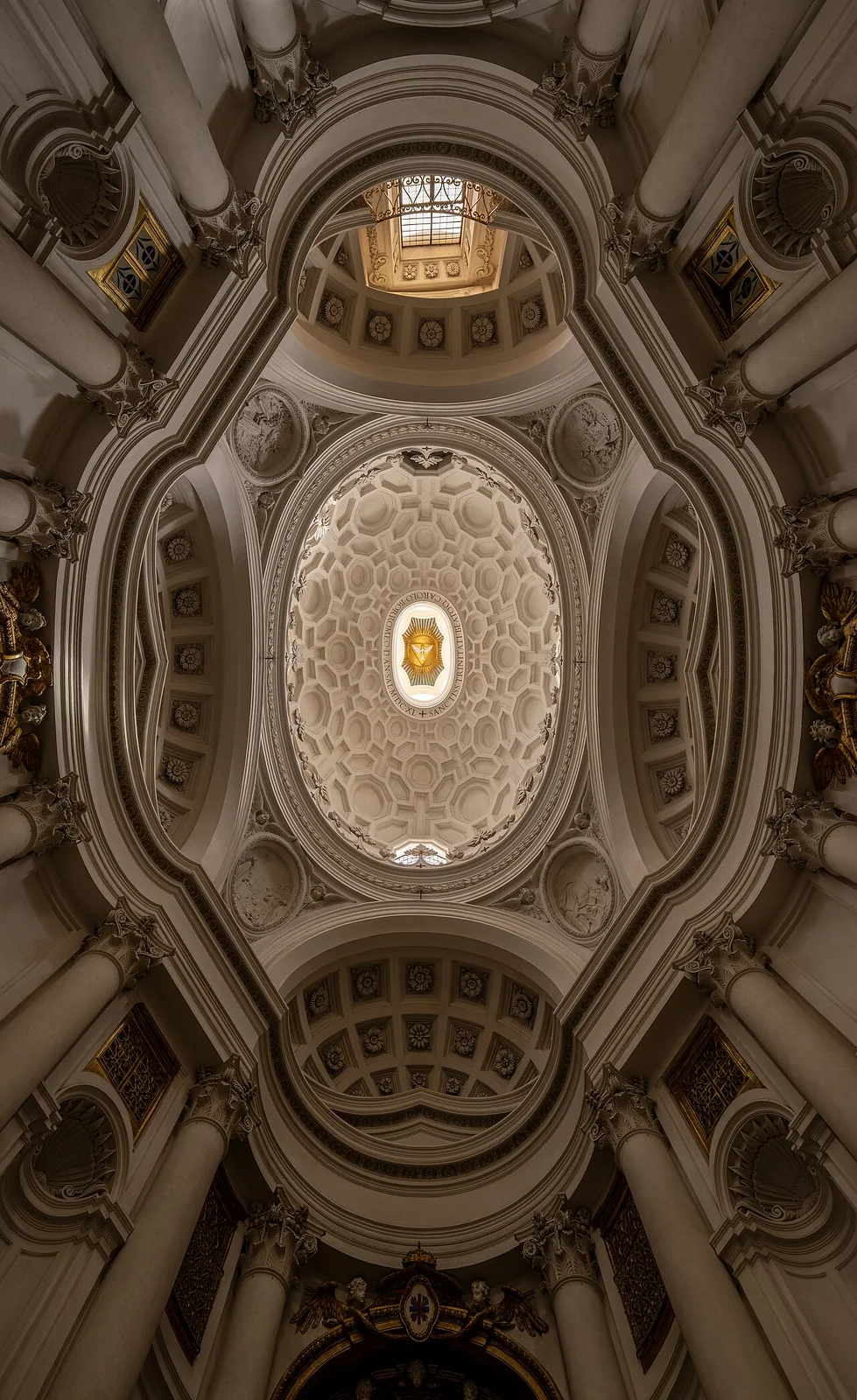 Cúpula oval de San Carlo alle Quattro Fontane, con casetones que se achican hacia la linterna